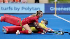 La portera de la selección española de hockey hierba, Clara Pérez, en un penalti ante la belga Justine Rasir, en el partido por el tercer y cuarto puesto del Eurohockey,