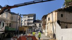 Trabajos de derribo del inmueble, situado en las proximidades de la casa consistorial