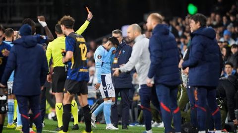 Hugo Sotelo abandona el terreno de juego tras ver la tarjeta roja directa en el Celta-Lille.