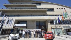 Representantes de la escuder�a Congostra Team, con los alcaldes de los concellos por los que pasar� el Rali de Pontevedra, este mi�rcoles en el N�utico de Sanxenxo