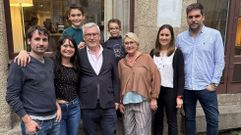 Gelabert celebr� su jubilaci�n con su familia en A Curtidor�a. En la foto, de izquierda�a derecha: Miguel y Daisy, su hijo y su pareja; Alejandro, nieto; el homenajeado; �lvaro, nieto (con gafas); Tina, esposa; Ana y Alejandro, hija y yerno.