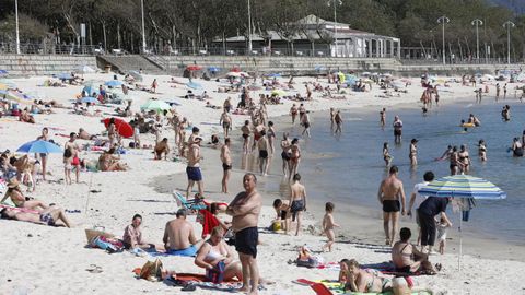 Las playas de Samil y O Vao, en Vigo, de bote en bote