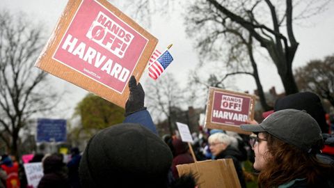 Protesta en Cambridge (Massachusetts) contra los ataques de la Administración Trump a la Universidad de Harvard