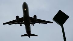 AVI�N  ATERRIZANDO EN EL AEROPUERTO DE ALVEDRO