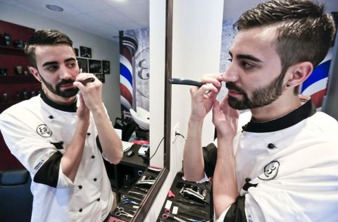 Miragalla, en imagen, apuesta por la barber�a tradicional a navaja con toques actuales. 