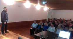 Fern�ndez, capit�n de Pesca, imparti� la charla en el Cenima. 