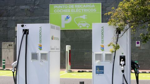 Imagen del punto de recarga de coches el�ctricos en el centro comercial As Termas, de Lugo.