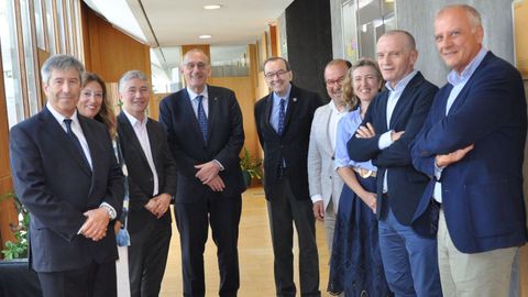 El grupo de trabajo para la descentralización de Medicina, en la reunión de ayer en Vigo