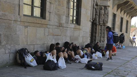 Un grupo de treinta jvenes italianos que peregrinaron desde Sarria reconocen que no tienen dnde dormir en Santiago, por lo que elegirn la calle o la estacin del tren y se extraan de que comer en el Obradoiro sea una conducta reprobable