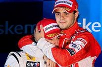 Fernando Alonso y Felipe Massa se abrazan en el podio de Interlagos, donde llor� el brasile�o