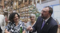 El presidente del Principado de Asturias, Adri�n Barb�n(d) bromea junto a la alcaldesa de Gij�n, Ana Gonz�lez (c) y junto a la consejera de Cultura, Berta Pi��n , este viernes durante su visita la Feria Internacional de Muestras de Asturias