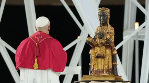 El Papa Le&oacute;n XIV rezando ante la Virgen de Montserrat, conocida como la Moreneta, durante la vigilia en el Estadio Ol&iacute;mpico Llu&iacute;s Companys. de Barce&ntilde;pma