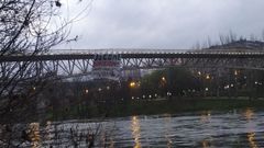 Pancarta contra J�come en la pasarela del centro comercial