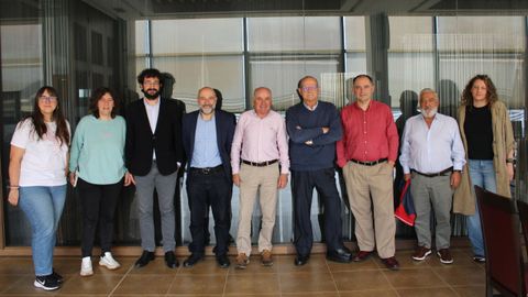 Rego, durante a reunión mantida co represententes do asociación que dirixe o CLT de Culleredo, xunto con concelleiros nacionalistas