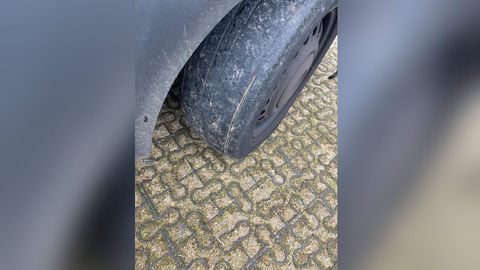 Estado de uno de los neumáticos del vehículo localizado en la calle San Victorio