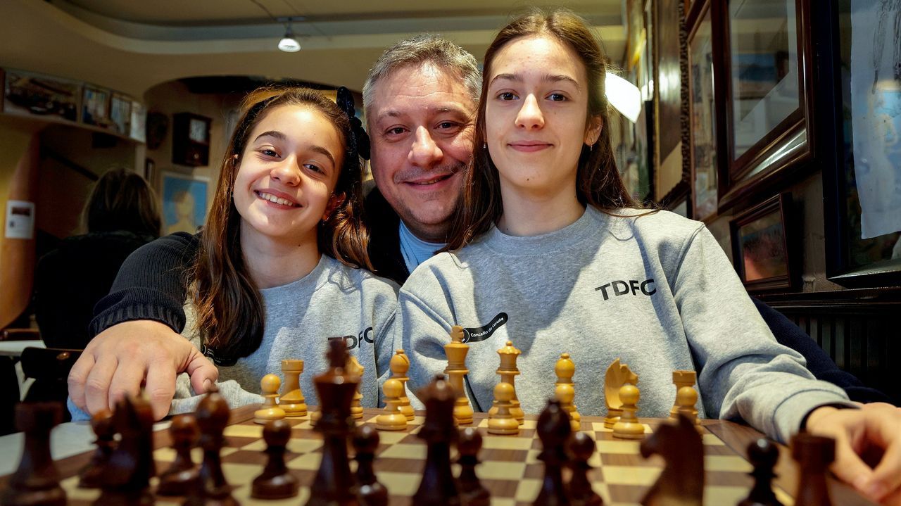 En este equipo de ajedrez todo queda en familia: «Bajé varias categorías para entrenar a mis hijas y competir con ellas»