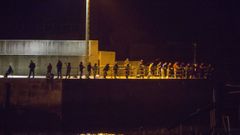 As� de concurrido, con numerosos pescadores recreativos, estaba el muelle de Malplica una noche de junio del a�o pasado