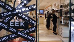 Trabajadoras en un comercio de Santiago durante el Black Friday del 2021.