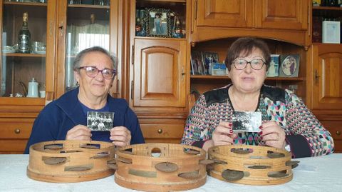 Carmen Calvo e Carmen Chouza mostran algunhas das fotos antigas que se conservan das Pandeireteiras de Buxán, un grupo senlleiro formado a comezos dos anos 60 ao que elas se uniron en 1970 cando tiñan 30 e 14 anos, respectivamente. Debutaron polas festas do Santiaguiño do Monte de Padrón, unha cita obrigatoria para o conxunto de Buxán e no cal estiveron presentes durante os seus 15 anos en activo.