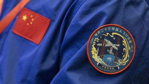 Uno de los astronautas de la misi�n Shenzhou-23 porta el emblema de la estaci�n espacial Tiangong