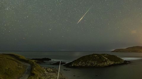 Perseidas en Lires. La fotoperiodista de La Voz Ana Garc�a inmortaliz� la lluvia de estrellas en la madrugada siguiente al eclipse desde Lires (Cee), donde �no hay contaminaci�n lum�nica con un cielo espectacular�, explica. Adem�s, no hab�a nubes. El verano es ideal para la observaci�n astron�mica, recuerda, y de manera especial, para las perseidas, sin olvidarse del mar de ardora.