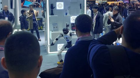 Un robot bailar�n atrapa la atenci�n de los visitantes del Mobile