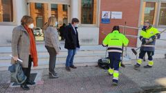 De izquierda a derecha, Pilar Varela, directora gerente del Sepepa; Carmen Arbes�, alcaldesa de Langreo, y Pedro Fern�ndez-Raigoso, director general de Empleo y Formaci�n, durante la visita al taller de empleo.