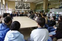 El alcalde y la concejala de Educaci�n charlaron ayer con alumnos del IES Lu�s Seoane. 