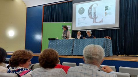 Un momento del congreso sobre el sptimo conde de Lemos que se celebra esta semana en la Casa de Cultura. En el centro de la mesa, la historiadora Manuela Sez, que coordina las jornadas