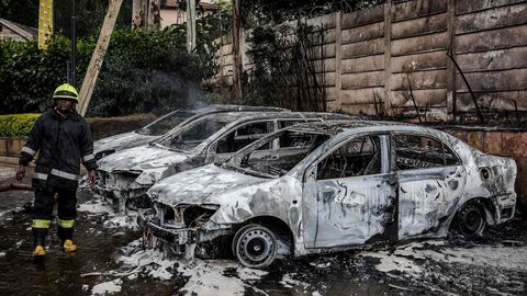 Da�os en varios coches aparcados en el exterior del complejo