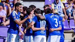 Los jugadores del Oviedo celebran el gol de Carlos Dom�nguez al Valladolid