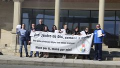 Representantes de la Asociaci�n Veci�al do Concello de Cari�o, con las firmas recogidas, delante del consistorio local