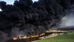 El incendio del petrolero y la columna de humo que gener obligaron a desalojar el barrio de Adormideras. 