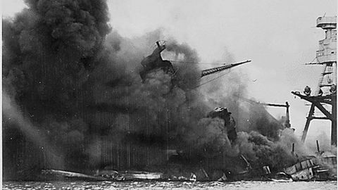 El �USS Arizona�, semihundido y en llamas.