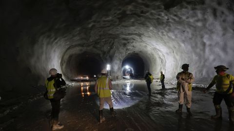Obras de los tneles del tren al puerto exterior, en la imagen la caverna en la que se juntan los pasadizos