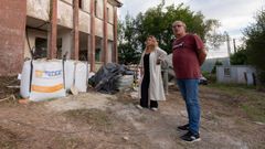 <span lang= gl >A concelleira de Benestar e o alcalde, nunha visita s obras da antiga escola</span>