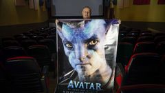 Ernesto Romero co cartel da segunda parte de �Avatar�