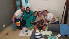 Alicia, el d�a del parto, con el equipo m�dico que la asisti�.