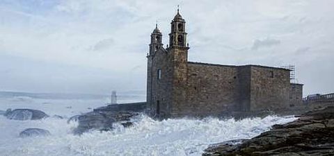 La iglesia sin tejado y con el agua rodeándola por ambos lados fue la estampa más insólita de la mañana del día de Reyes.