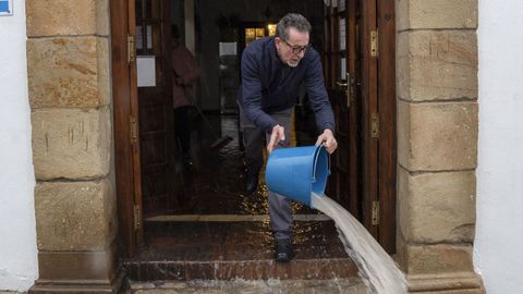 Vecinos de Grazalema achican agua de sus casas y negocios 