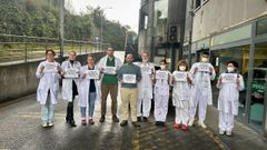 M�dicos que trabajan en el servicio de urgencias del CHOP, este lunes, en el paro de cinco minutos celebrado en el Hospital Montecelo, en Pontevedra