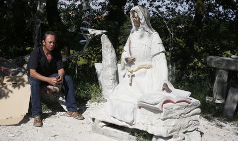 La escultura de la monja del Penedo, hecha con granito y bronce, pesa m�s de dos toneladas y mide metro y medio (sin pedestal). 