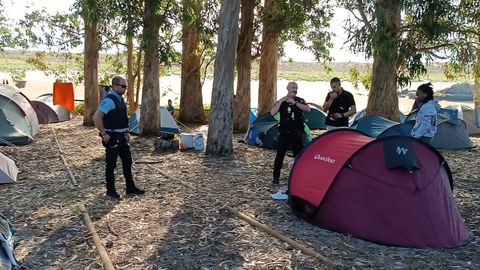 Colaboracin de Portugal. Agentes de polica llegados de Portugal (a la izquierda) se sumaron este verano a las vigilancias en la principal isla del archipilago para garantizar la seguridad y la paz social en este paraso al que acuden diariamente 1.800 personas y cuenta con servicio de cmpings. 