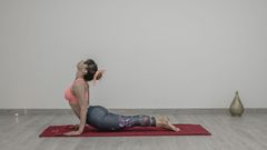 Postura de la Cobra en la serie de Saludo al Sol