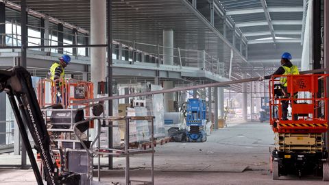 Obras en la dársena de pasajeros de la estación de buses, que formará parte de la intermodal coruñesa.