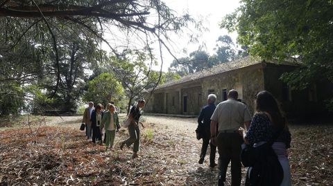 La comitiva institucional junto a uno de los edificios militares de Tambo