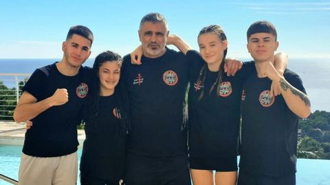 La Pulguita (segunda por la izquierda), junto a los dems representantes del SKT en el campeonato.