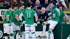 Los jugadores del Liceo recibiendo indicaciones de Juan Copa