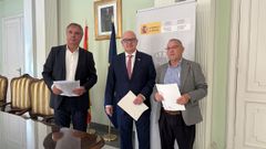 Manuel Arias, Eladio Santos y Xosé Fernández, en la presentación del concurso.