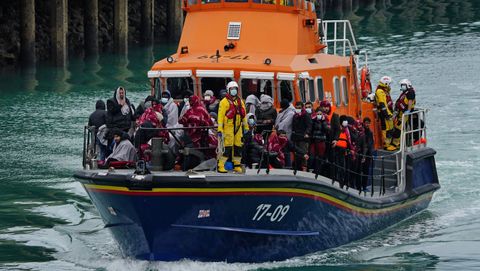 Guardacostas llegan al puerto ingl�s de Dover con migrantes rescatados, en una imagen de archivo.
